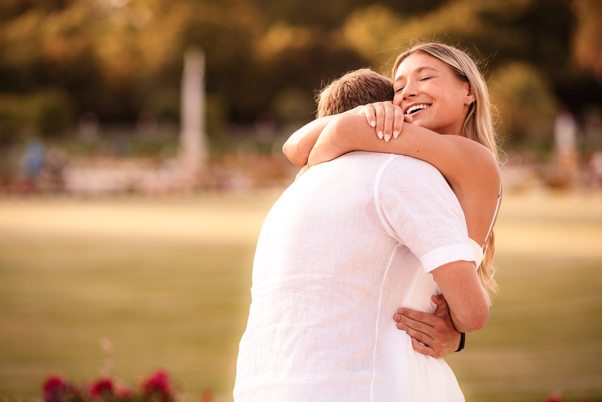 Maycey hugging Greg in the golden light of the Jardin du Luxembourg